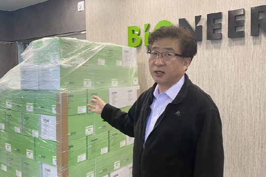 박한오 바이오니아 대표는 지난 13일 K-바이오 포럼 행사에서 "코로나19 이후 국내 바이오 기업에 새로운 사업 기회가 될 것"이라고 강조했다. 박 대표가 코로나19 진단키트 제품을 소개하는 모습.  바이오니아 제공